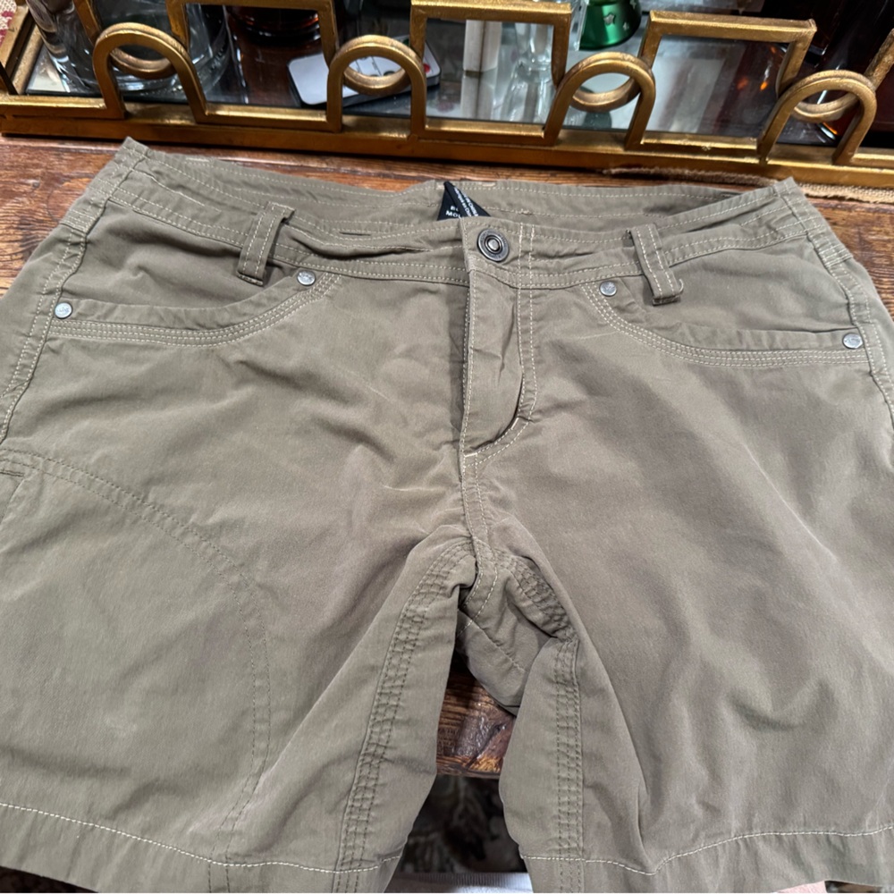 Kuhl Women’s size 8 Cargo Shorts in Olive Green used great shape